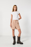 Camiseta crema clara cuello redondo con corte delantero