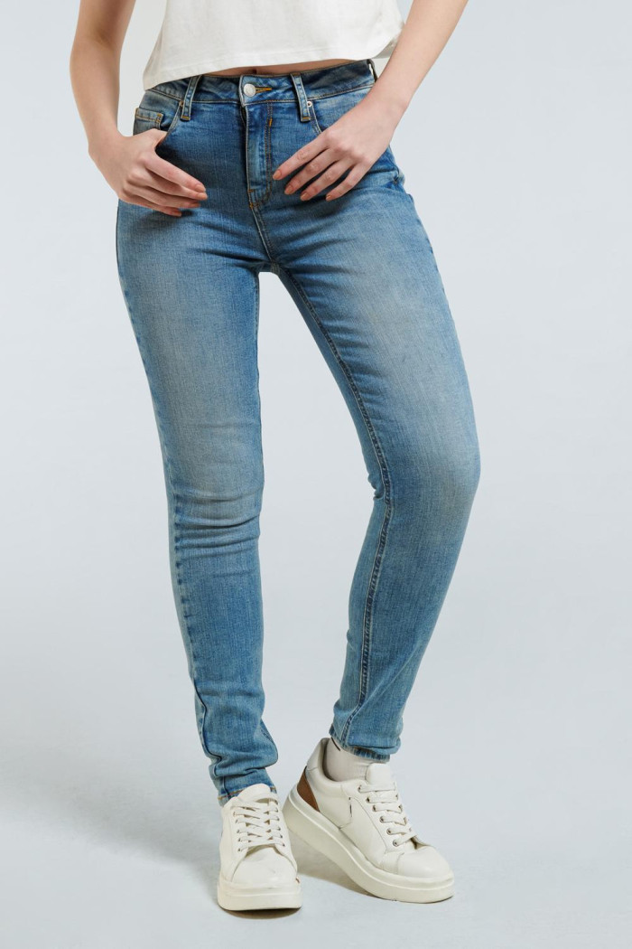 Jean azul claro tipo jegging con ajuste ceñido, tiro alto y bolsillos