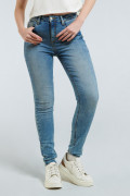 Jean azul claro tipo jegging con ajuste ceñido, tiro alto y bolsillos