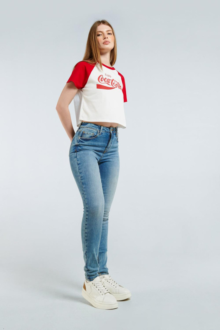 Jean azul claro tipo jegging con ajuste ceñido, tiro alto y bolsillos