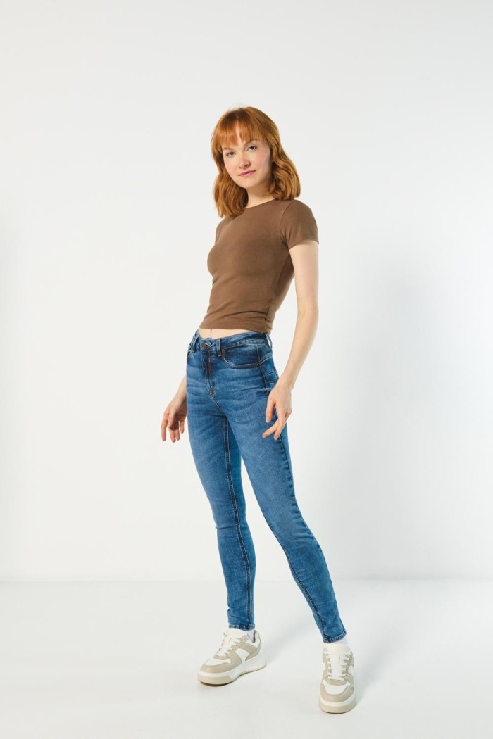 Jean push up azul claro tiro alto con pretina ancha