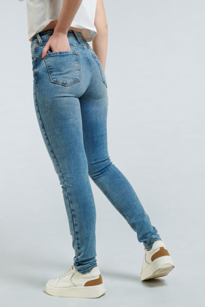 Jean azul claro tipo jegging con ajuste ceñido, tiro alto y bolsillos