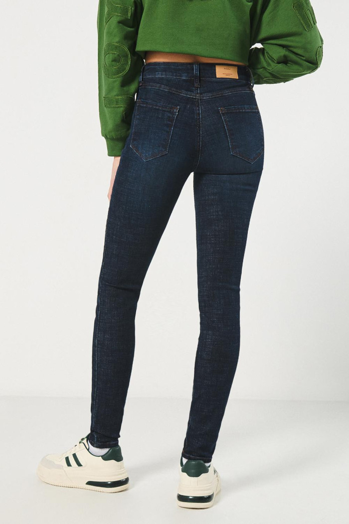 Jean tiro alto jegging azul intenso ceñido con 5 bolsillos