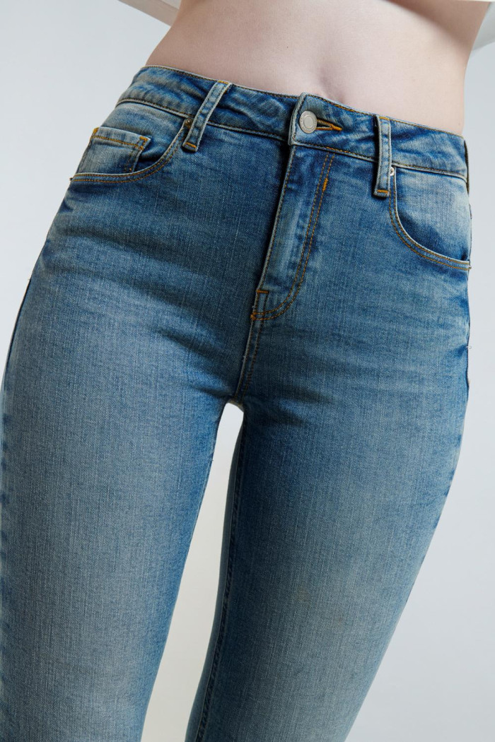 Jean azul claro tipo jegging con ajuste ceñido, tiro alto y bolsillos