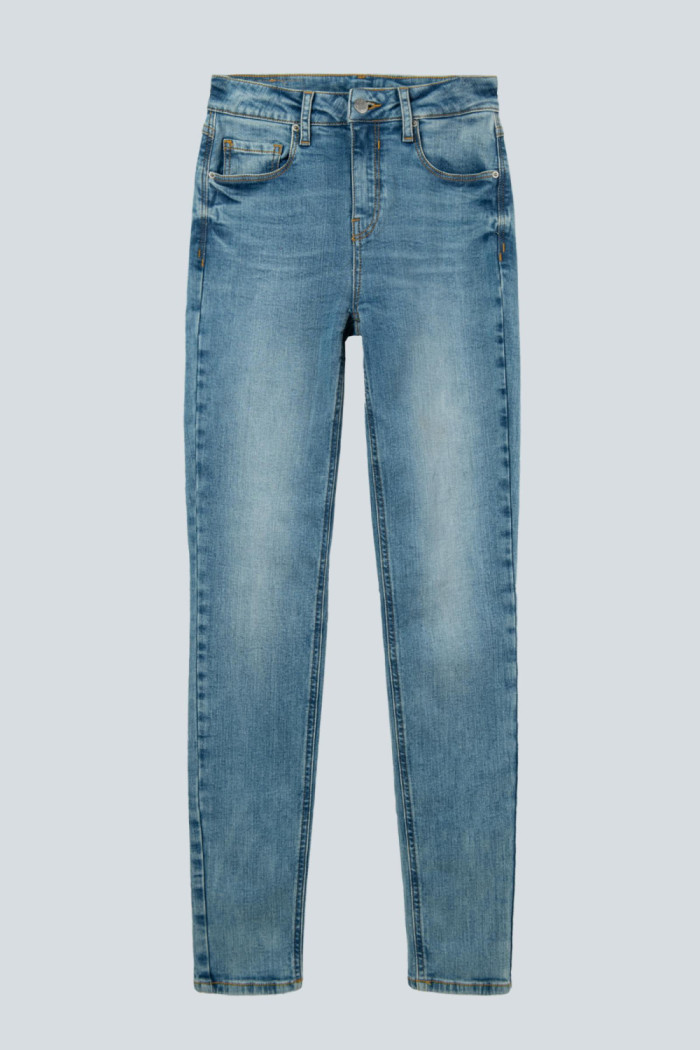 Jean azul claro tipo jegging con ajuste ceñido, tiro alto y bolsillos