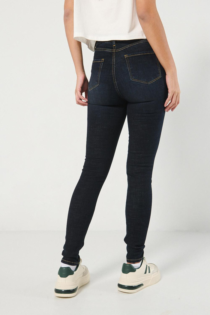 Jean jegging azul ajustado con tiro súper alto y bolsillos