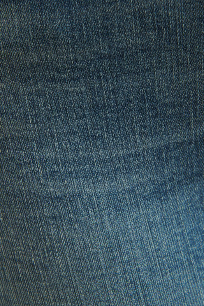Jean azul claro tipo jegging con ajuste ceñido, tiro alto y bolsillos