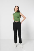 Jean súper tiro alto mom negro con bota recta y bolsillos