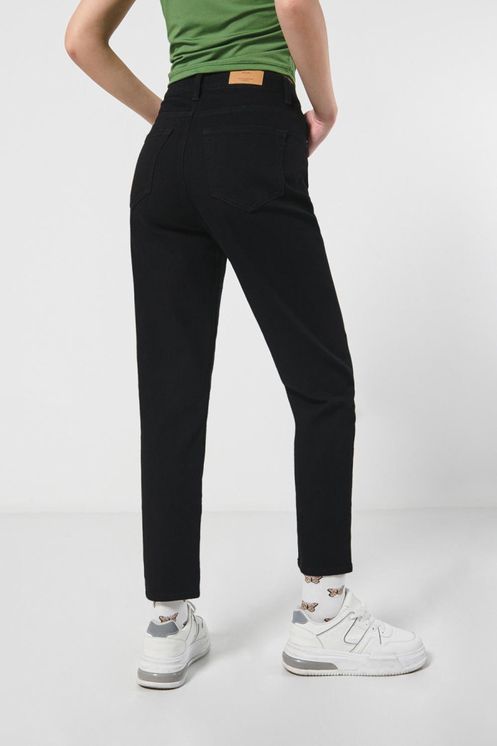 Jean súper tiro alto mom negro con bota recta y bolsillos