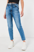 Jean mom azul claro bota recta con súper tiro alto