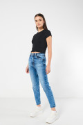 Jean mom azul claro bota recta con súper tiro alto