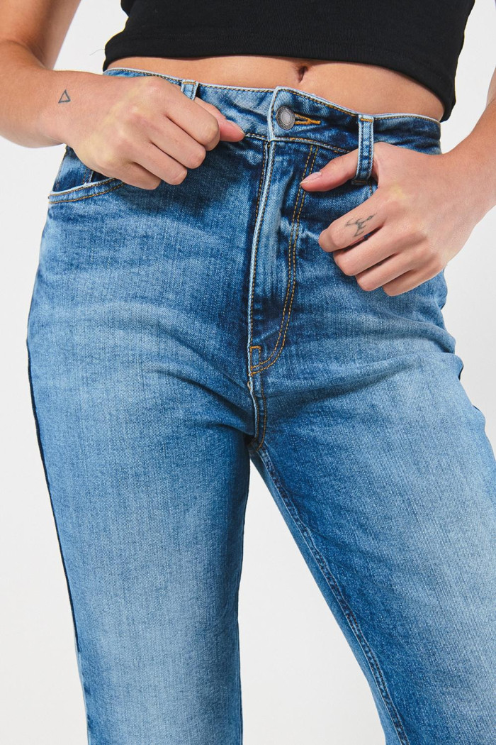 Jean mom azul claro bota recta con súper tiro alto