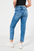 Jean mom azul claro bota recta con súper tiro alto