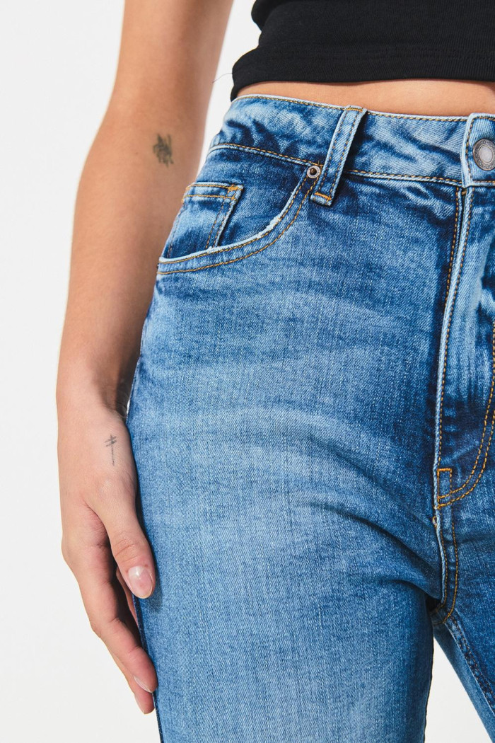 Jean mom azul claro bota recta con súper tiro alto