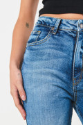 Jean mom azul claro bota recta con súper tiro alto