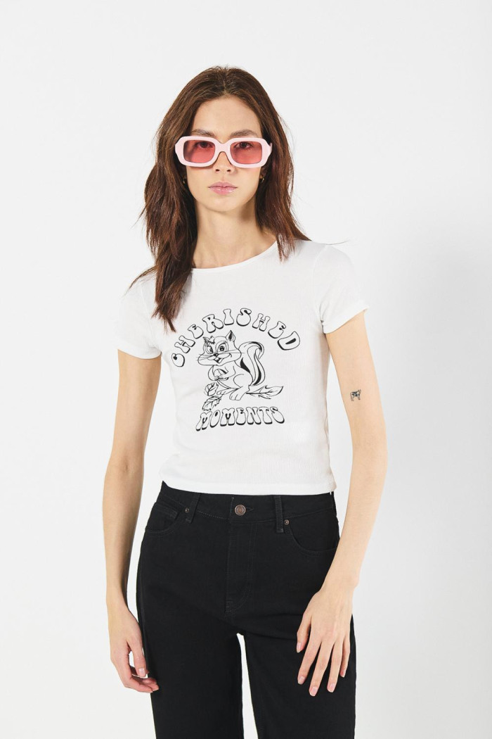 Camiseta cuello redondo crema en rib con arte de animalito