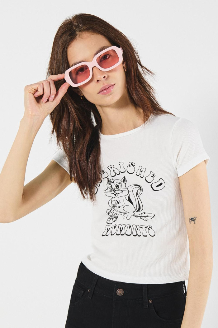 Camiseta cuello redondo crema en rib con arte de animalito