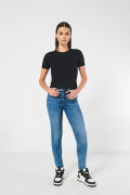 Jean push up tiro alto azul claro con costuras en contraste
