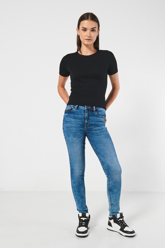 Jean push up tiro alto azul claro con costuras en contraste