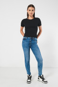 Jean push up tiro alto azul claro con costuras en contraste