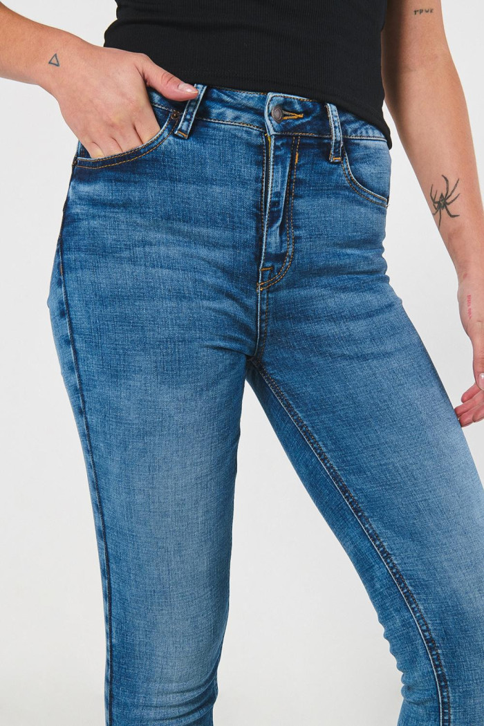 Jean push up tiro alto azul claro con costuras en contraste