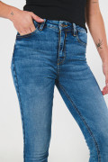 Jean push up tiro alto azul claro con costuras en contraste