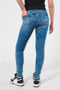 Jean push up tiro alto azul claro con costuras en contraste