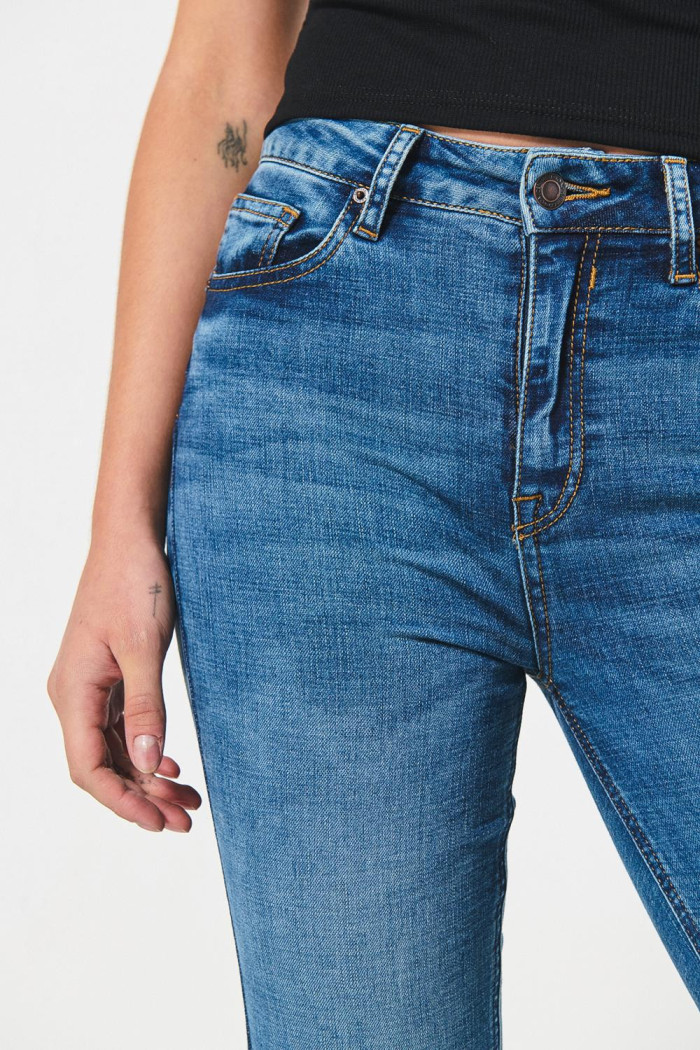 Jean push up tiro alto azul claro con costuras en contraste