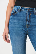 Jean push up tiro alto azul claro con costuras en contraste
