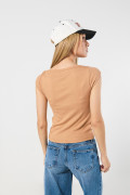 Camiseta unicolor manga sisa con cuello bandeja