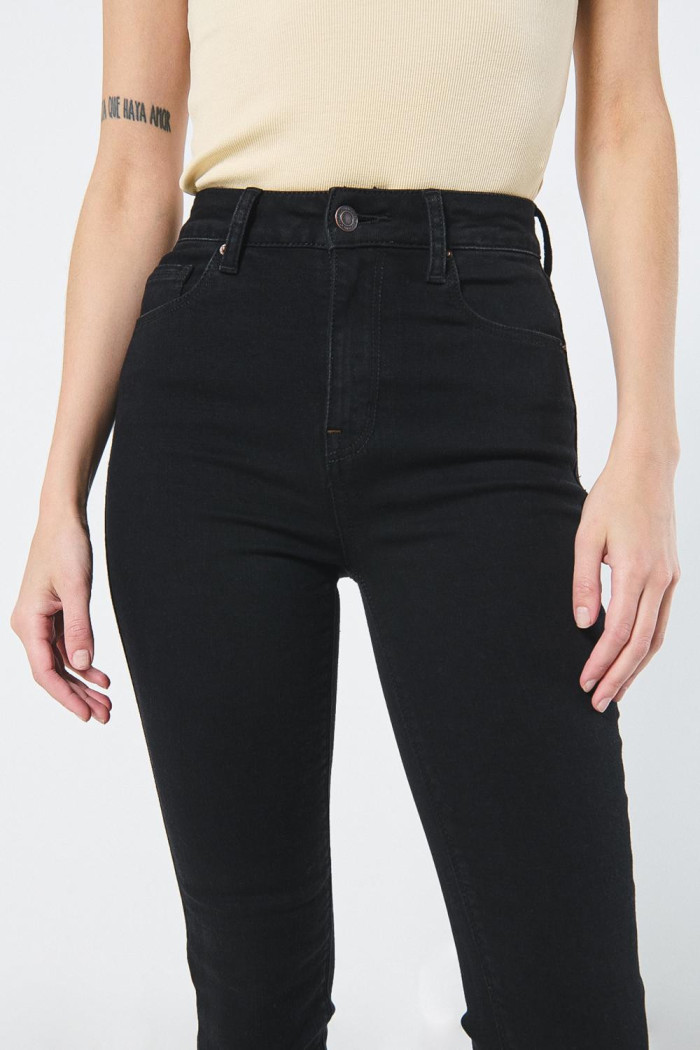 Jean negro súper tiro alto jegging con 5 bolsillos
