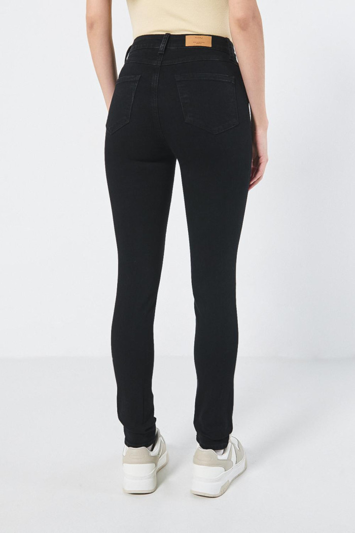Jean negro súper tiro alto jegging con 5 bolsillos