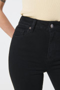 Jean negro súper tiro alto jegging con 5 bolsillos
