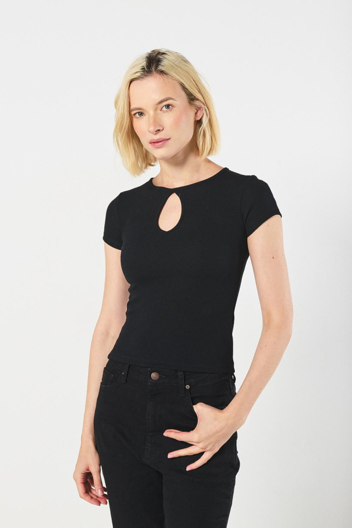 Camiseta unicolor con manga corta y abertura en frente