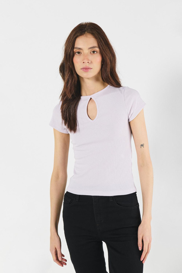 Camiseta unicolor con manga corta y abertura en frente