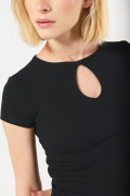 Camiseta unicolor con manga corta y abertura en frente