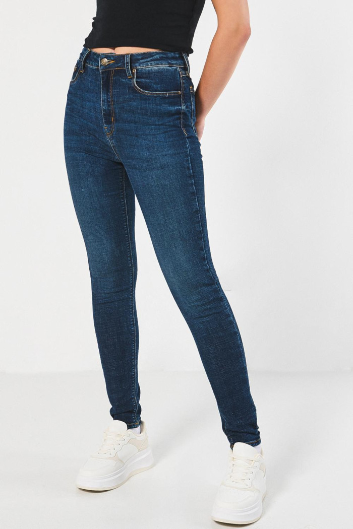 Jean tiro súper alto azul oscuro jegging con ajuste ceñido