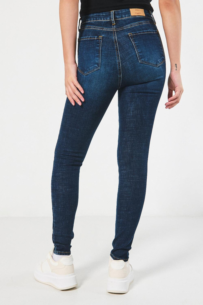 Jean tiro súper alto azul oscuro jegging con ajuste ceñido