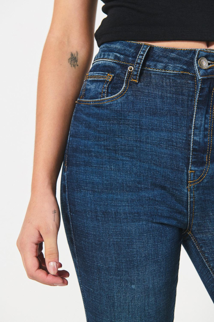 Jean tiro súper alto azul oscuro jegging con ajuste ceñido