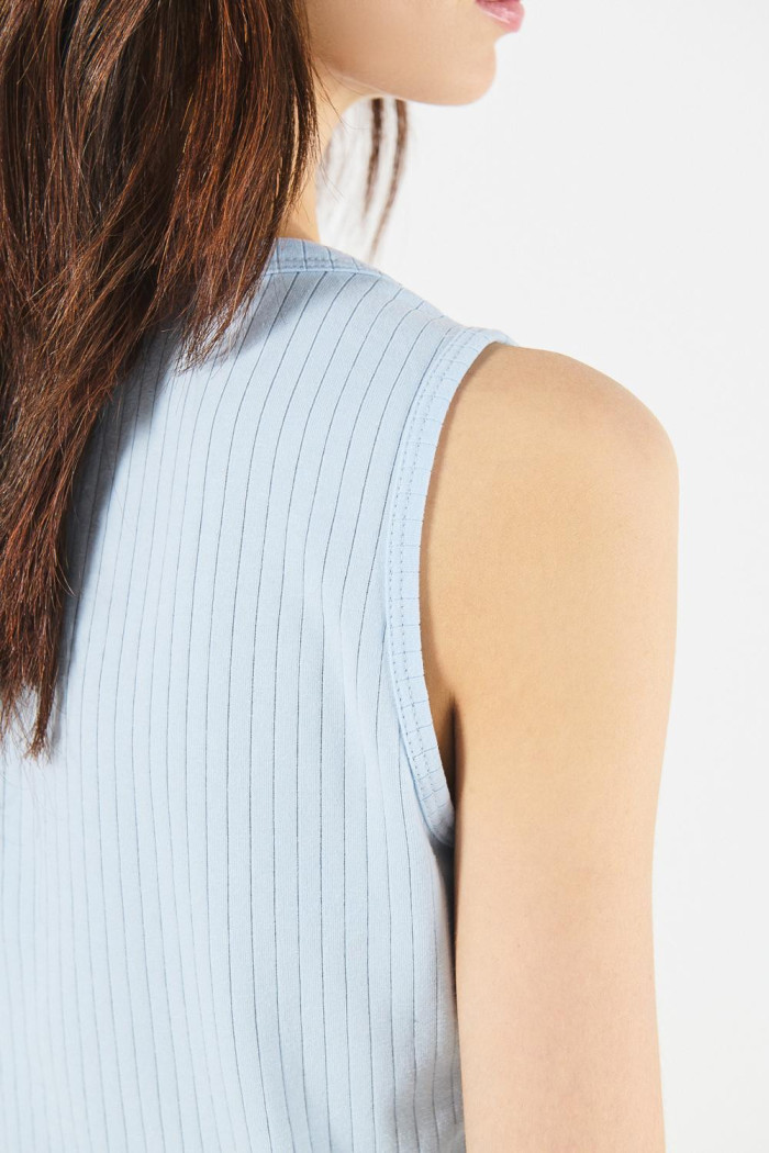 Camiseta azul clara manga sisa con texturas de canal