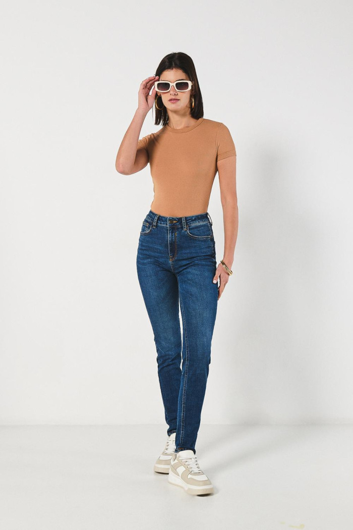 Jean push up azul oscuro con realce, bolsillos y tiro alto