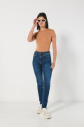 Jean push up azul oscuro con realce, bolsillos y tiro alto