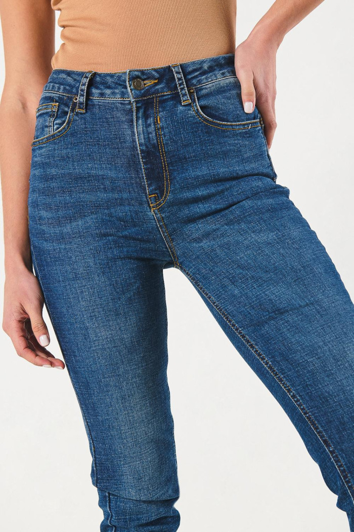 Jean push up azul oscuro con realce, bolsillos y tiro alto