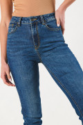 Jean push up azul oscuro con realce, bolsillos y tiro alto