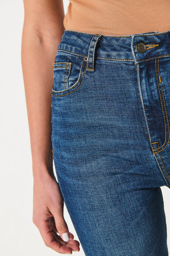 Jean push up azul oscuro con realce, bolsillos y tiro alto