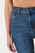 Jean push up azul oscuro con realce, bolsillos y tiro alto