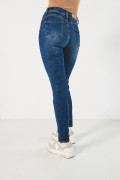 Jean push up azul oscuro con realce, bolsillos y tiro alto
