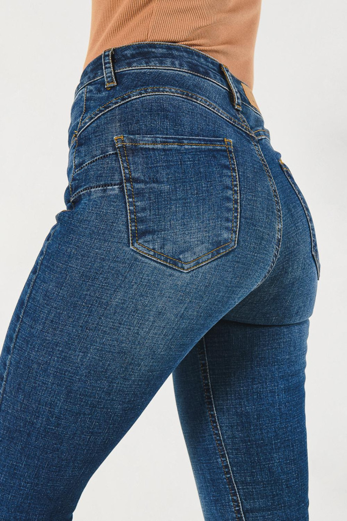 Jean push up azul oscuro con realce, bolsillos y tiro alto