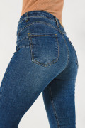Jean push up azul oscuro con realce, bolsillos y tiro alto