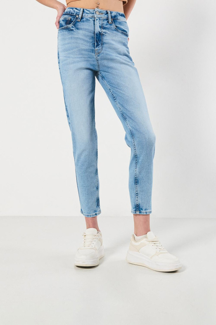 Jean súper tiro alto azul mom con bolsillos y bota recta